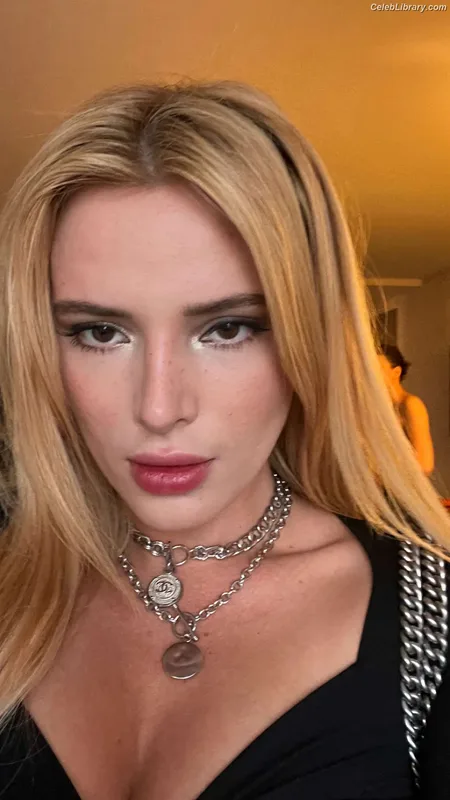 Bella Thorne photo 2 of 3680