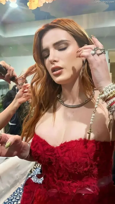 Bella Thorne photo 6 of 3680