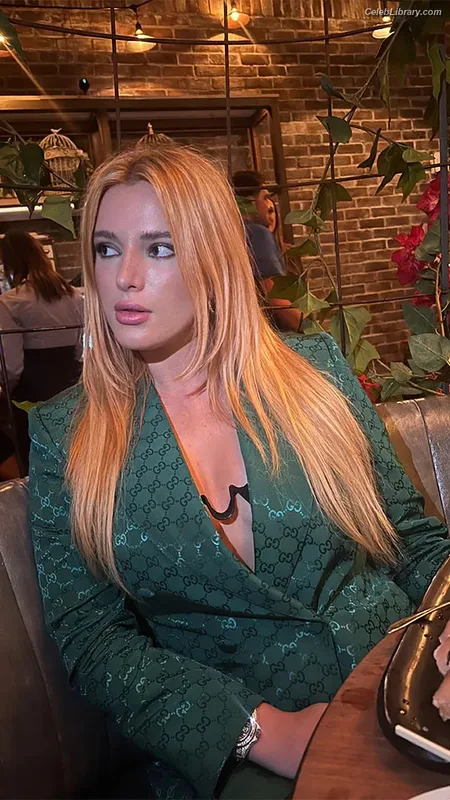 Bella Thorne photo 4 of 3680