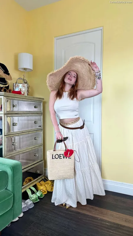 Bella Thorne photo 5 of 3680