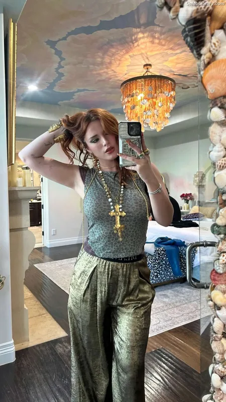Bella Thorne photo 10 of 3680