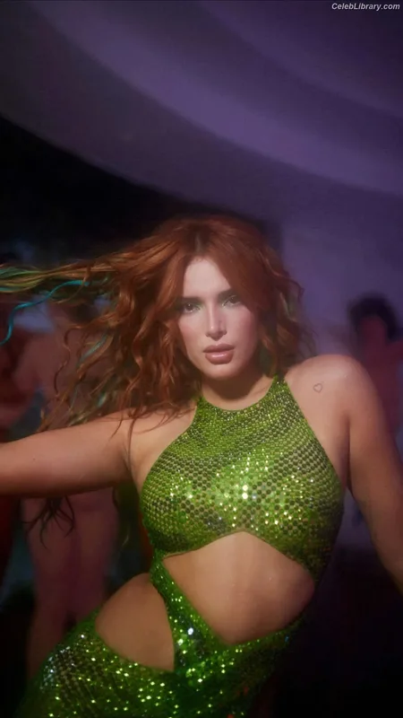 Bella Thorne photo 18 of 3680