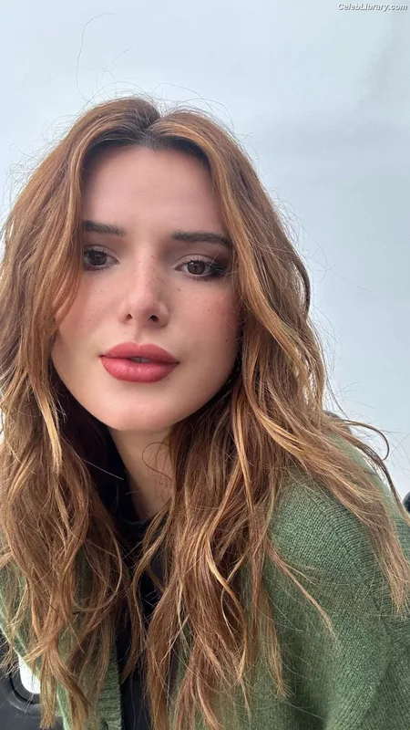 Bella Thorne photo 20 of 3680
