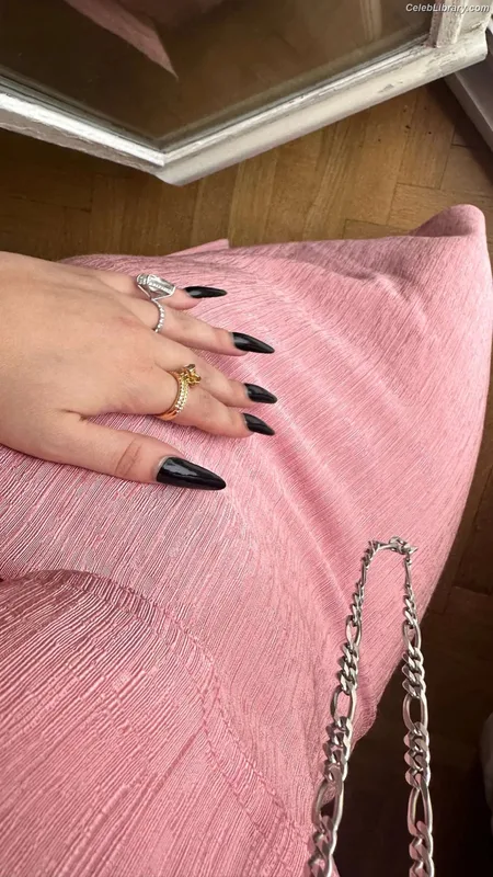 Bella Thorne photo 1 of 3680