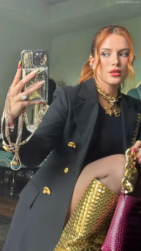 Bella Thorne photo 2 of 3680
