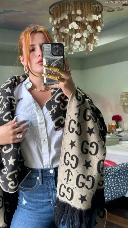 Bella Thorne photo 3 of 3680