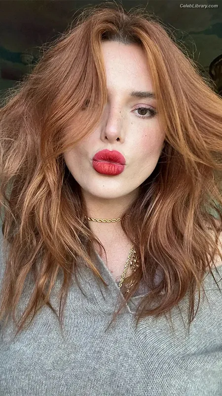 Bella Thorne photo 9 of 3680
