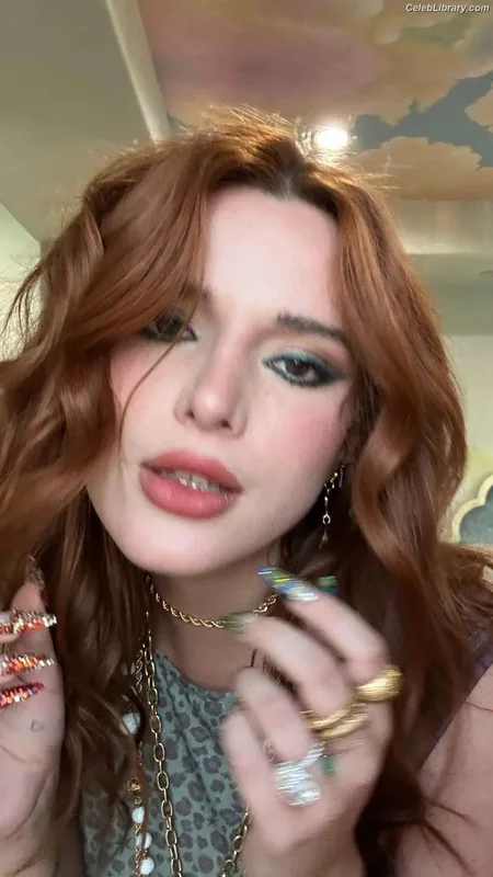 Bella Thorne photo 11 of 3680