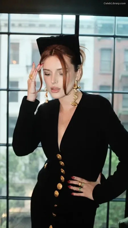 Bella Thorne photo 16 of 3680