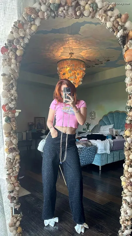 Bella Thorne photo 17 of 3680