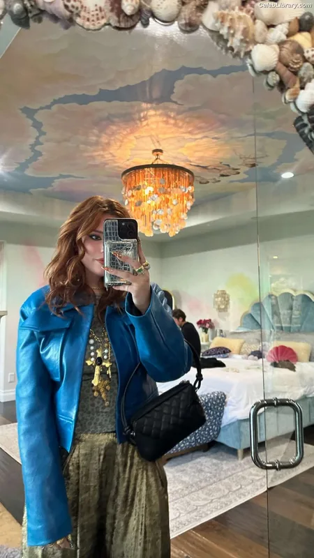 Bella Thorne photo 23 of 3680