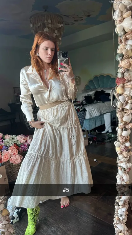 Bella Thorne photo 10 of 3680