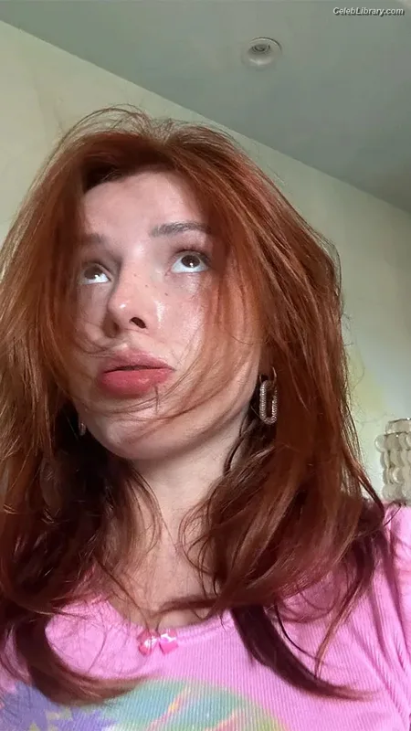 Bella Thorne photo 1 of 3680