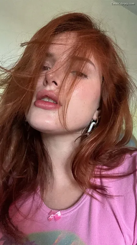 Bella Thorne photo 2 of 3680