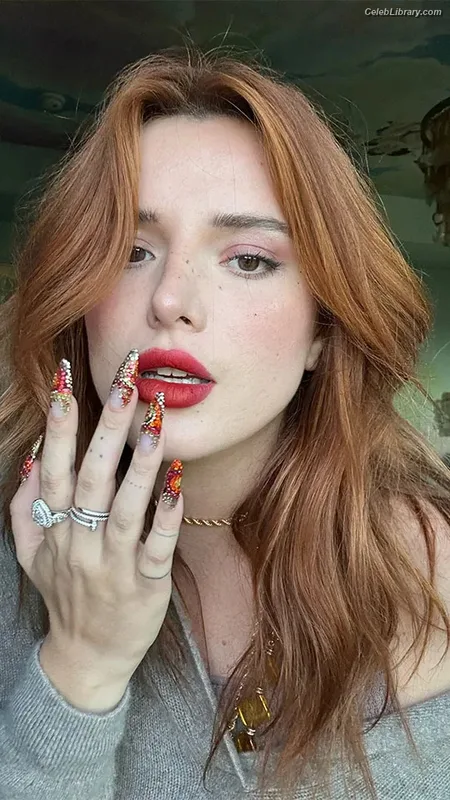 Bella Thorne photo 3 of 3680