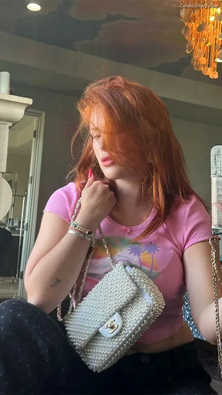 Bella Thorne photo 4 of 3680