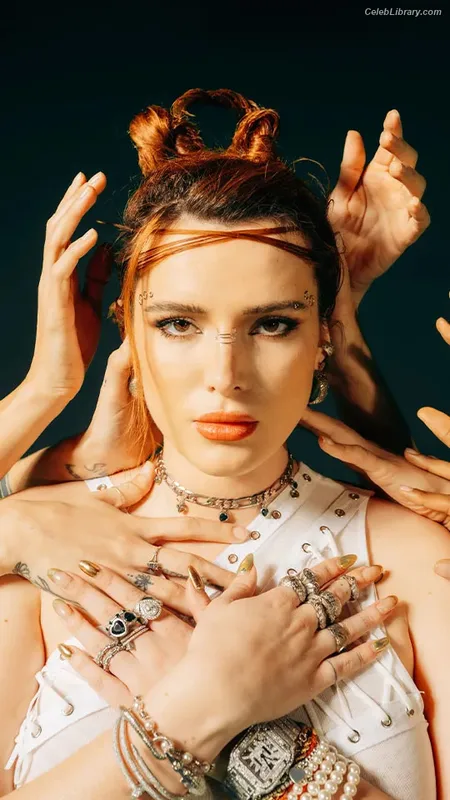 Bella Thorne photo 5 of 3680