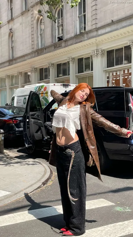 Bella Thorne photo 9 of 3680