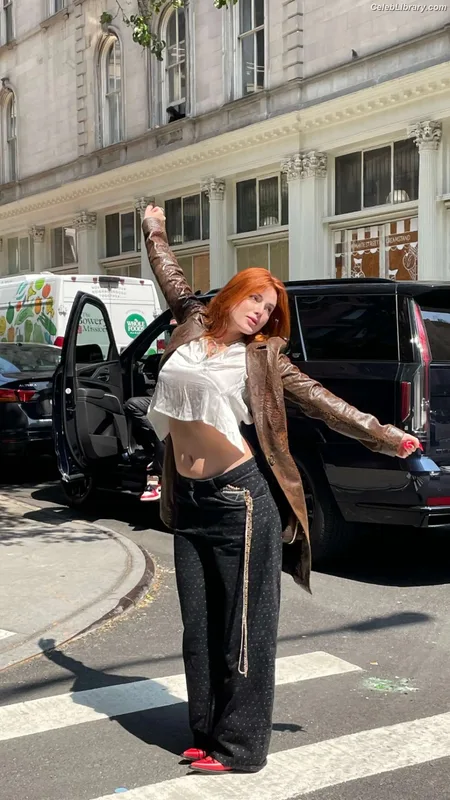 Bella Thorne photo 10 of 3680