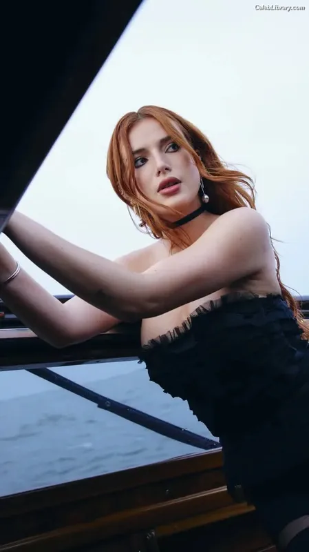 Bella Thorne photo 20 of 3680