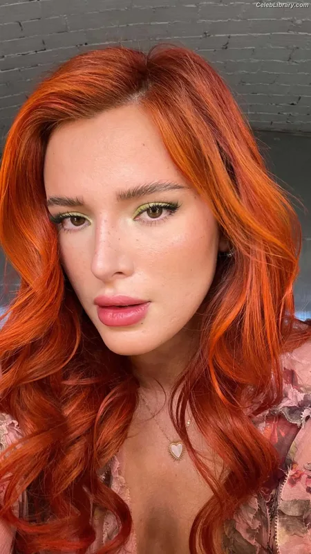 Bella Thorne photo 5 of 3680