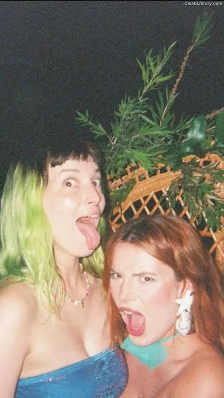 Bella Thorne photo 6 of 3680
