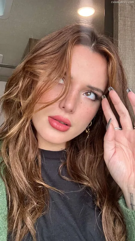 Bella Thorne photo 11 of 3680