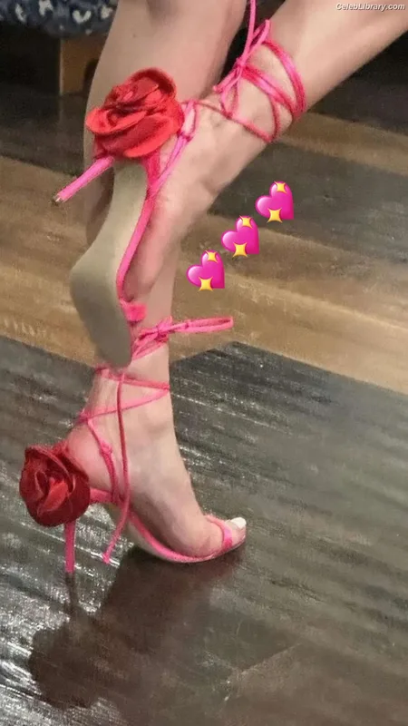 Bella Thorne photo 17 of 3680