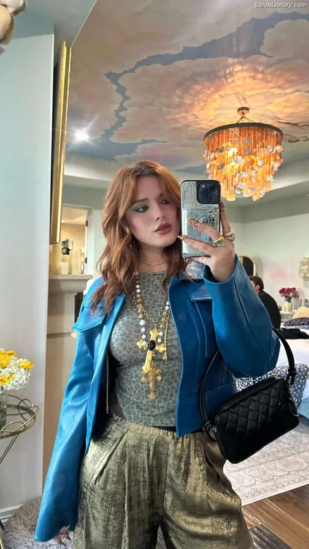 Bella Thorne photo 7 of 3680