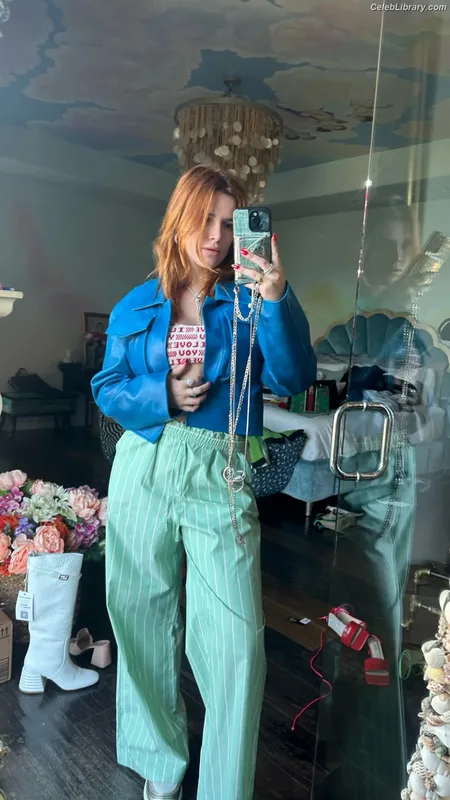 Bella Thorne photo 8 of 3680