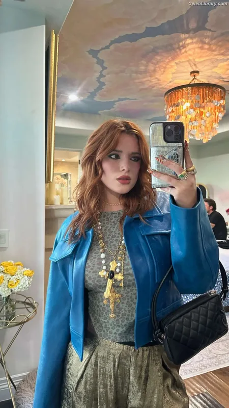 Bella Thorne photo 9 of 3680