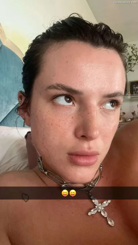 Bella Thorne photo 12 of 3680