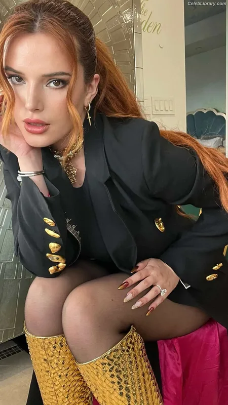 Bella Thorne photo 16 of 3680