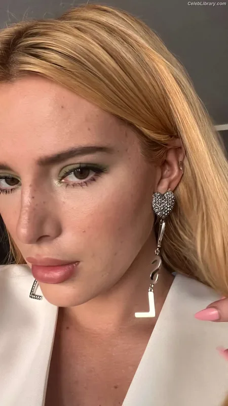 Bella Thorne photo 18 of 3680