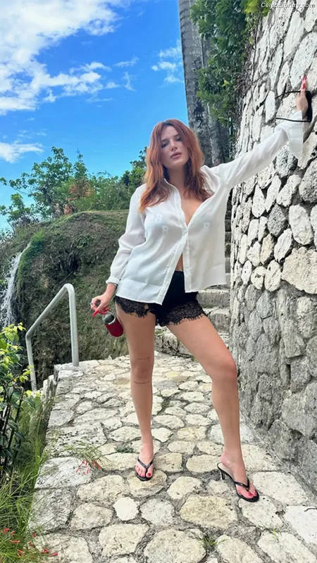 Bella Thorne photo 19 of 3680
