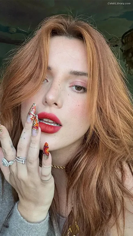 Bella Thorne photo 21 of 3680