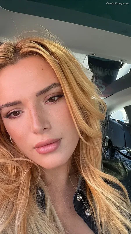 Bella Thorne photo 24 of 3680
