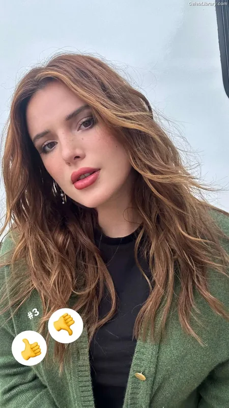 Bella Thorne photo 5 of 3680