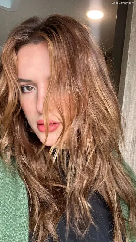 Bella Thorne photo 6 of 3680