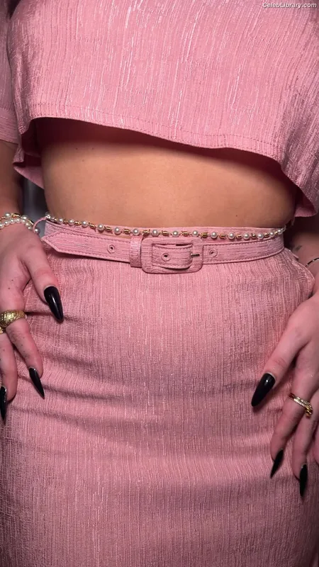 Bella Thorne photo 7 of 3680
