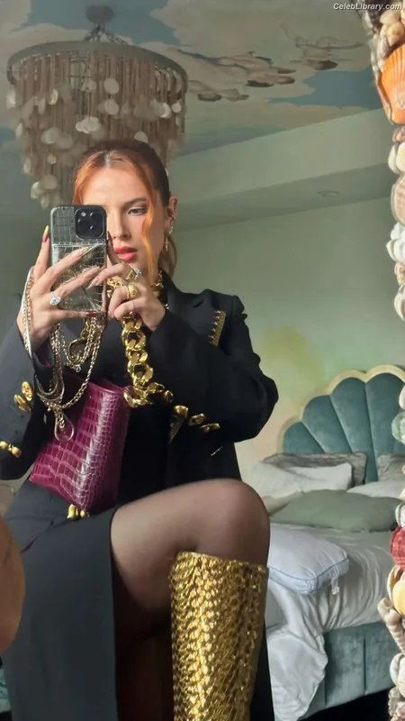 Bella Thorne photo 8 of 3680