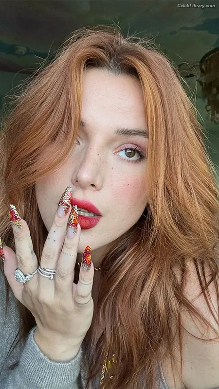 Bella Thorne photo 13 of 3680