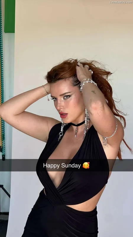 Bella Thorne photo 16 of 3680