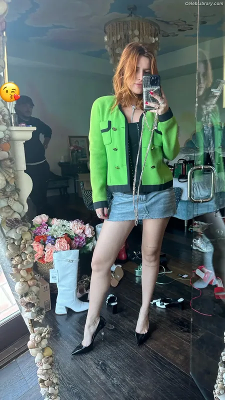 Bella Thorne photo 19 of 3680