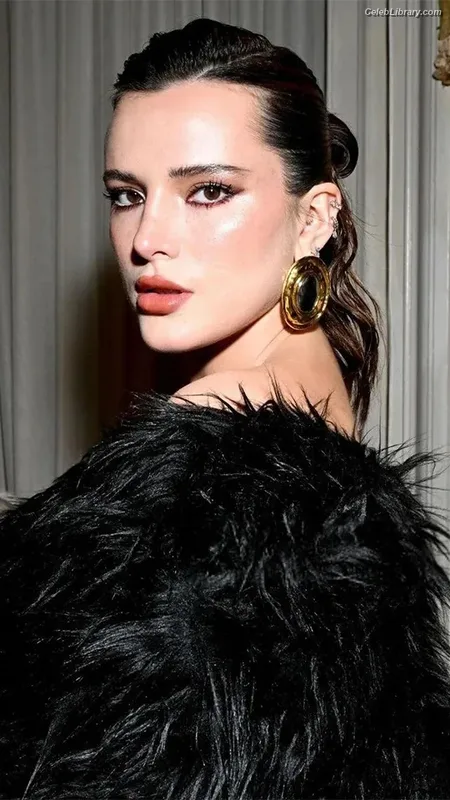 Bella Thorne photo 20 of 3680