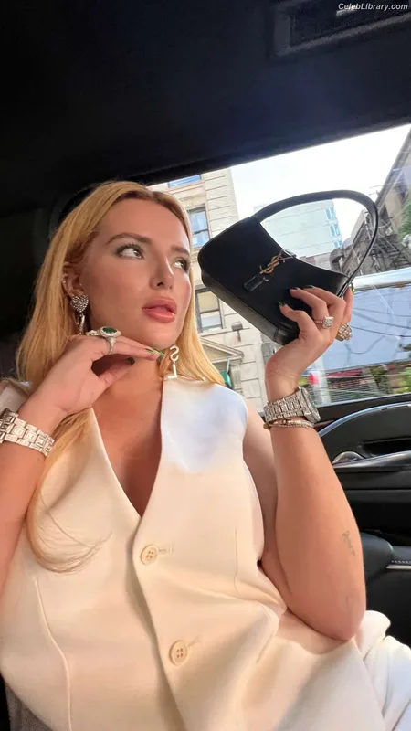 Bella Thorne photo 21 of 3680