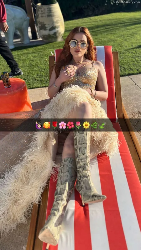 Bella Thorne photo 6 of 3680