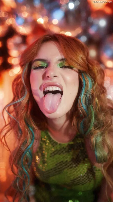 Bella Thorne photo 8 of 3680
