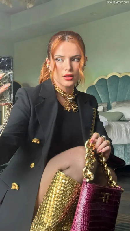 Bella Thorne photo 9 of 3680