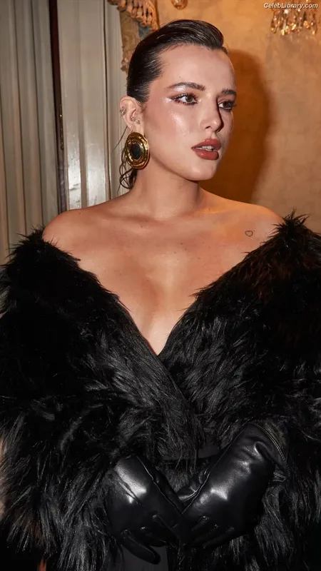 Bella Thorne photo 13 of 3680